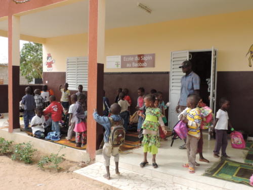 les enfants sortent pour prendre le goûter