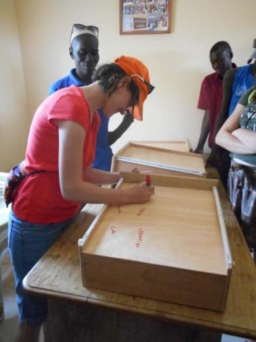 livraison du bureau pour la directrice de l'école (1)