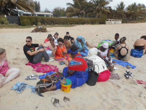 moment de détente sur la plage avec les vendeuses (2)