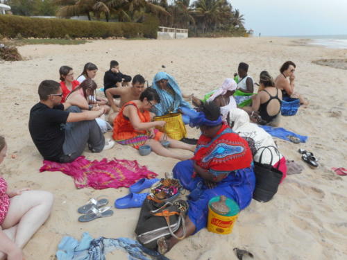 moment de détente sur la plage avec les vendeuses (3)